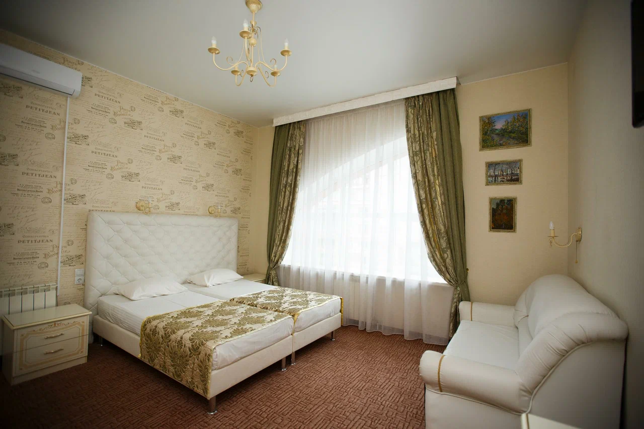 Стандартный номер гостиницы Кремлёвская с кроватью и рабочей зоной