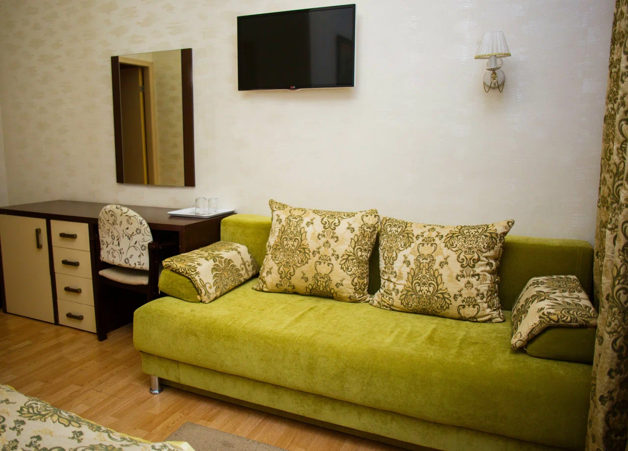 Номер с теплыми оттенками интерьера и текстилем