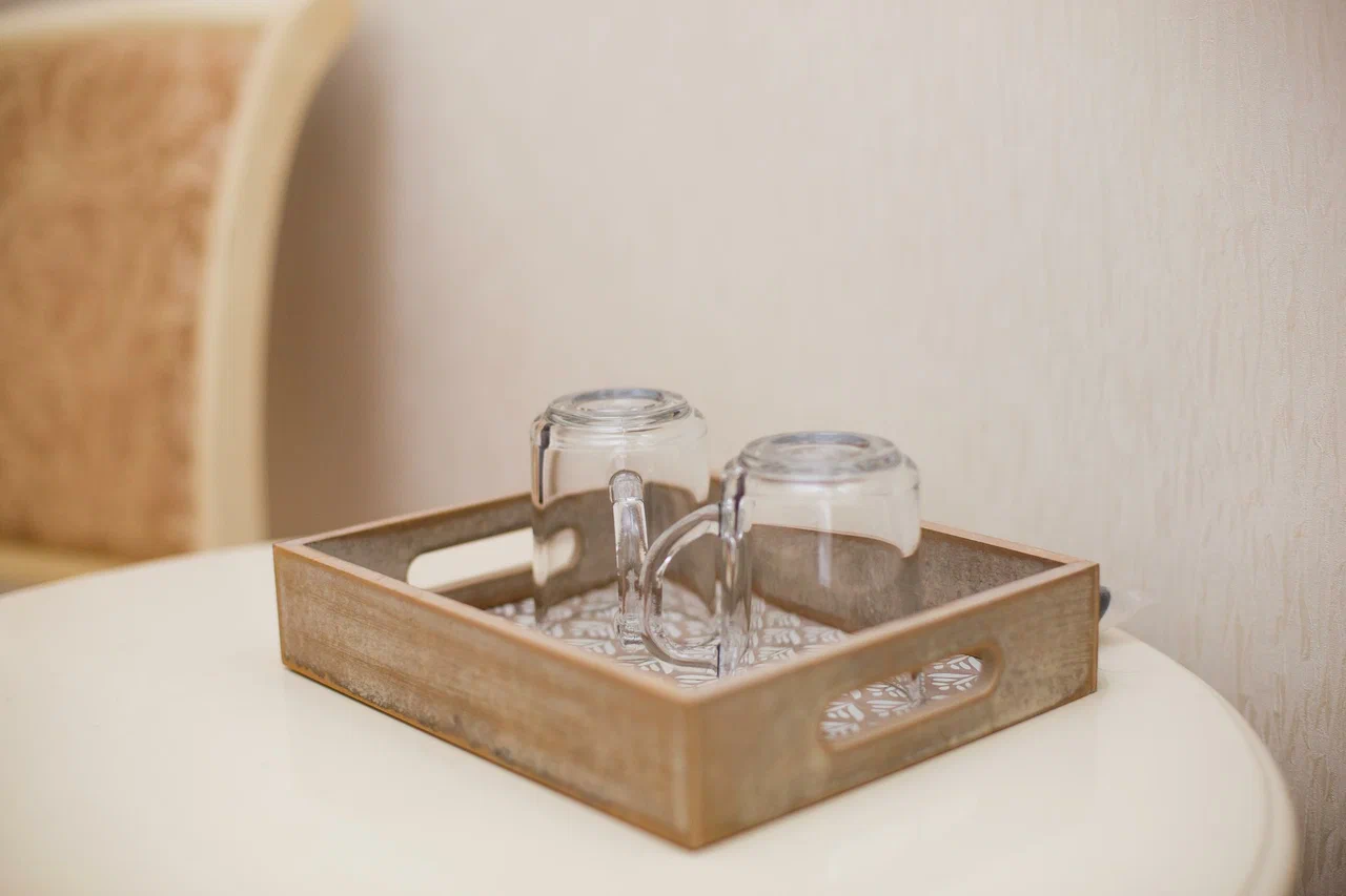 Детали сервиса в номере: стеклянные стаканы и зона для напитков